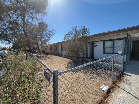 a view of a house with backyard