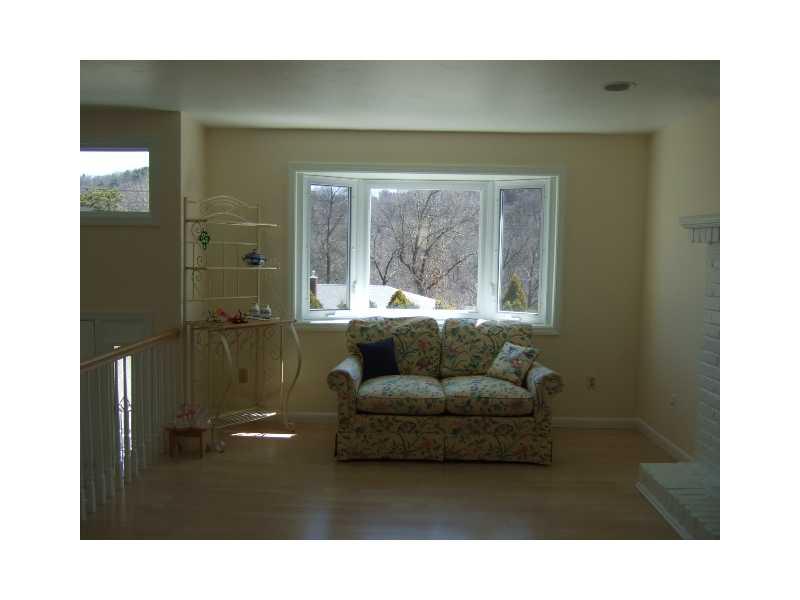 1027 Middle Road Glenshaw, PA 15116 - Photo 6 of 22 Living Room.