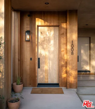 a view of an entryway of the house