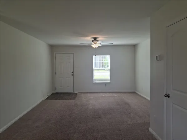 $1,595 | 405 Riverdale Cove, Jarrell, TX 76537