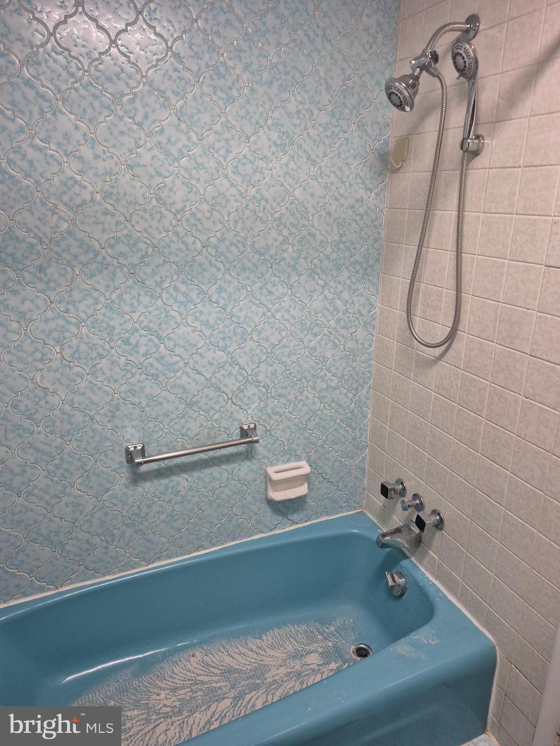 304 Lippincott Avenue Riverside, NJ 08075 - Photo 30 of 33 a bathroom with a tub