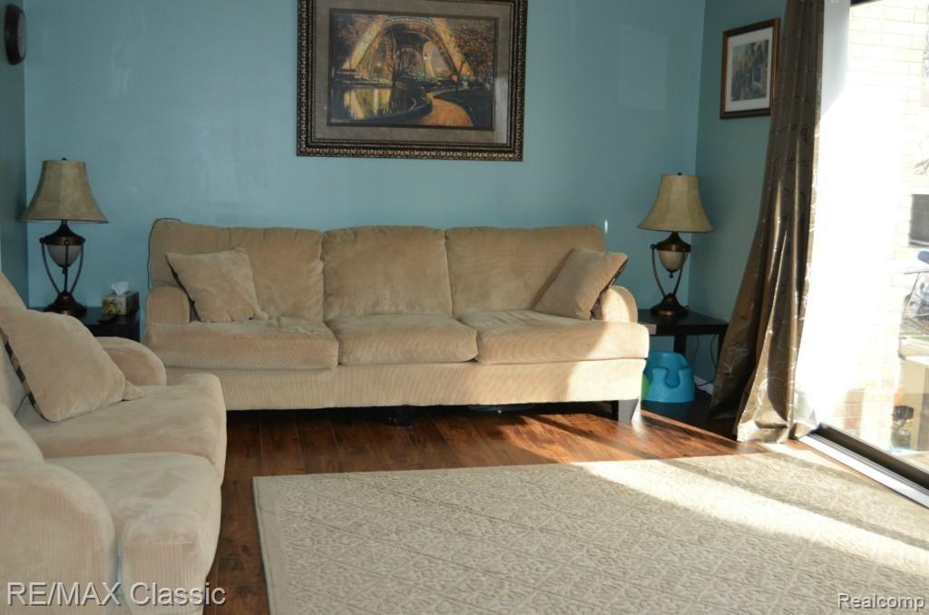 659 Oakbrook West Rochester, MI 48307 - Photo 4 of 17 DSC_0842_picmonkeyed.jpg