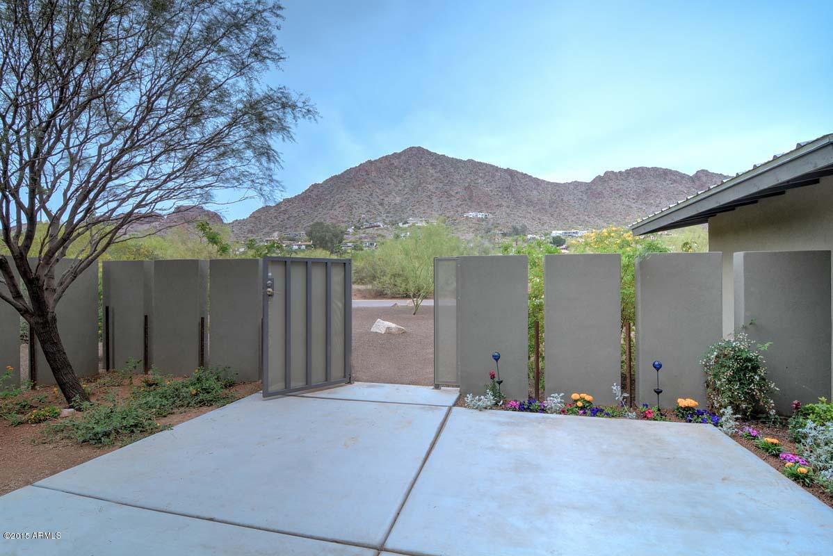 5409 East Camello Road Phoenix, AZ 85018 - Photo 4 of 45 Courtyard View.jpg