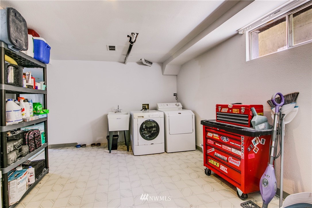 902 South Mullen Street Tacoma, WA 98405 - Photo 28 of 30 a utility room with dryer and washer