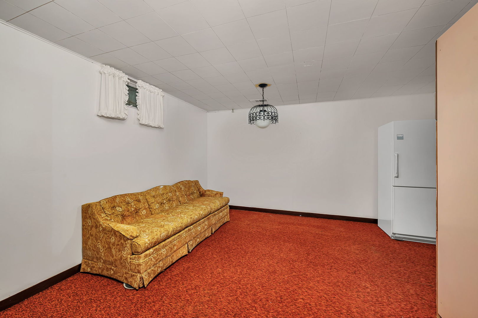 409 West Jefferson Street Morris, IL 60450 - Photo 18 of 44 a room with a bed and a chandelier fan