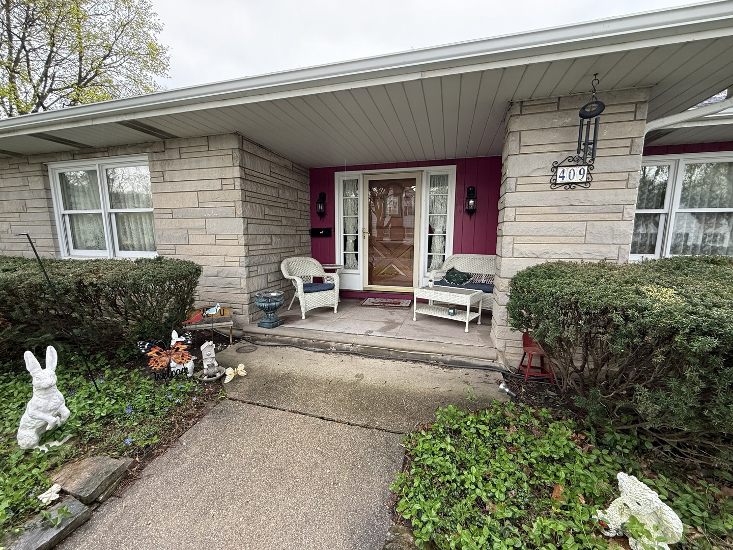 409 West Jefferson Street Morris, IL 60450 - Photo 2 of 44 a house view with a sitting space