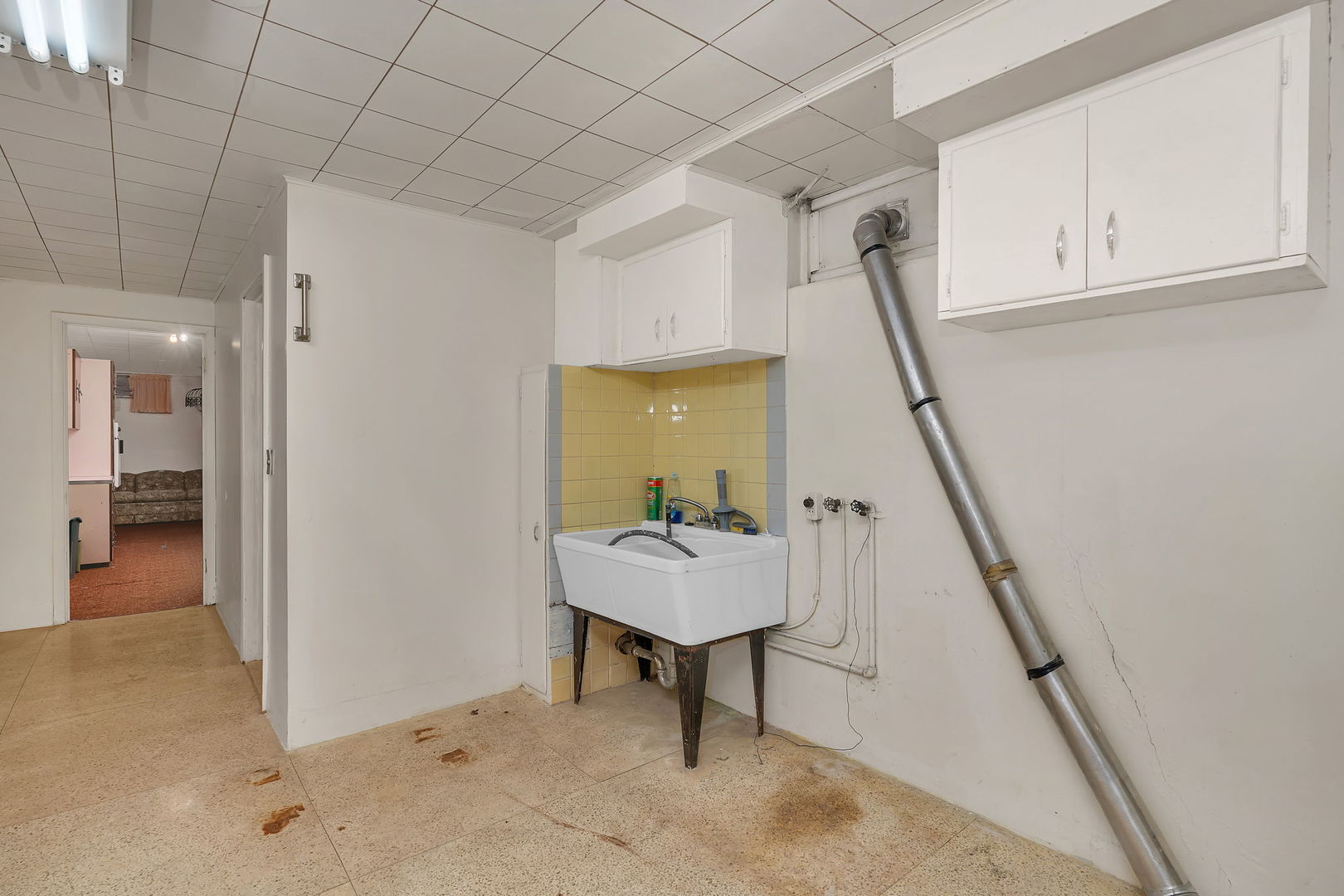 409 West Jefferson Street Morris, IL 60450 - Photo 26 of 44 a view of an entryway with table and chair