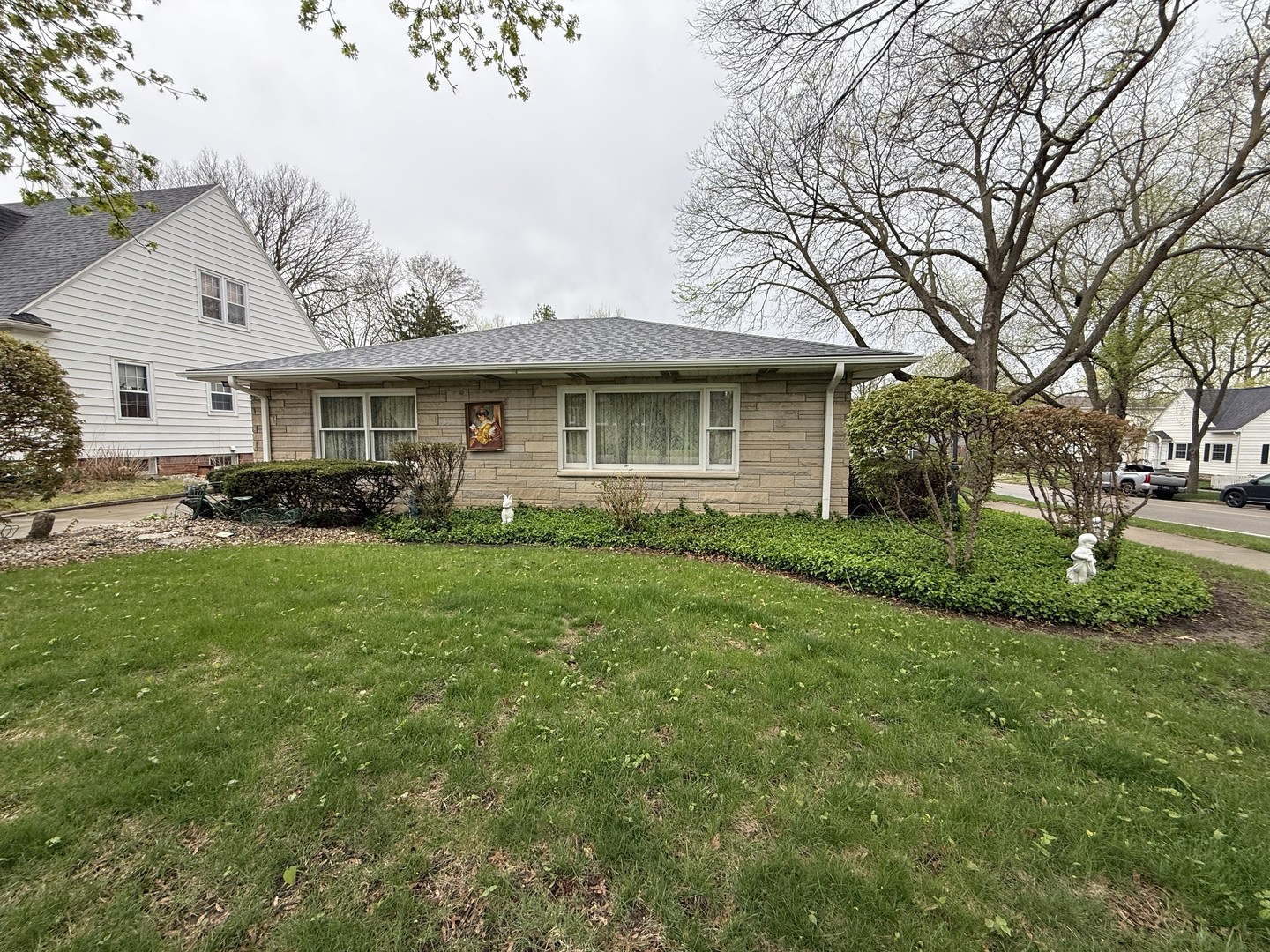 409 West Jefferson Street Morris, IL 60450 - Photo 29 of 44 a front view of house with yard and green space