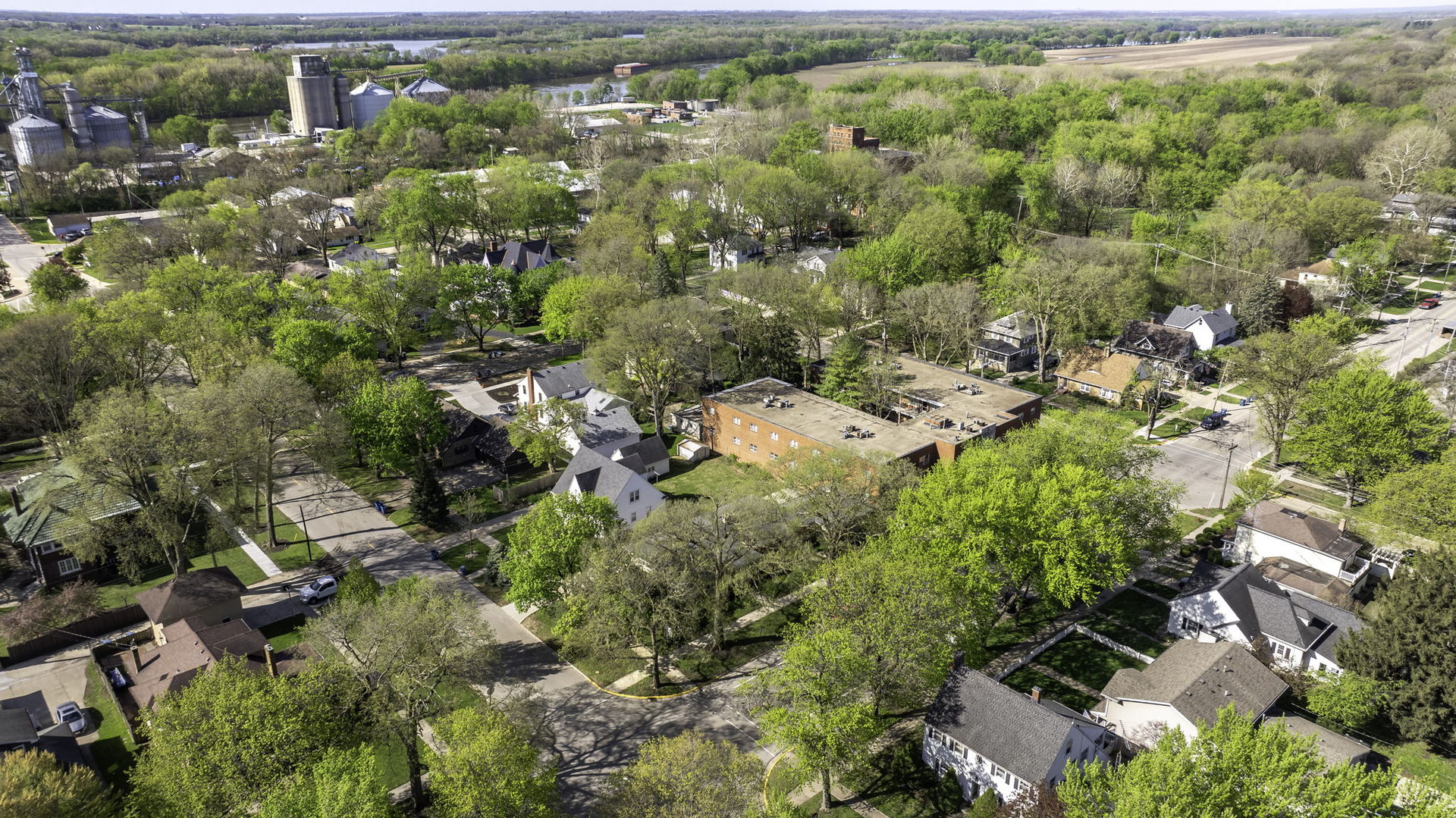 409 West Jefferson Street Morris, IL 60450 - Photo 35 of 44 an aerial view of residential houses with outdoor space