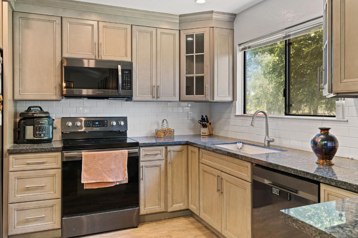 7610 Lake Ridge Circle Elk Grove, CA 95624 - Photo 10 of 48