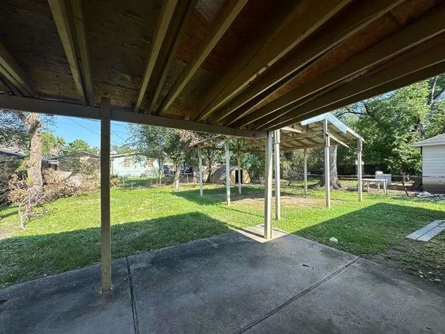 a view of a house with backyard and porch