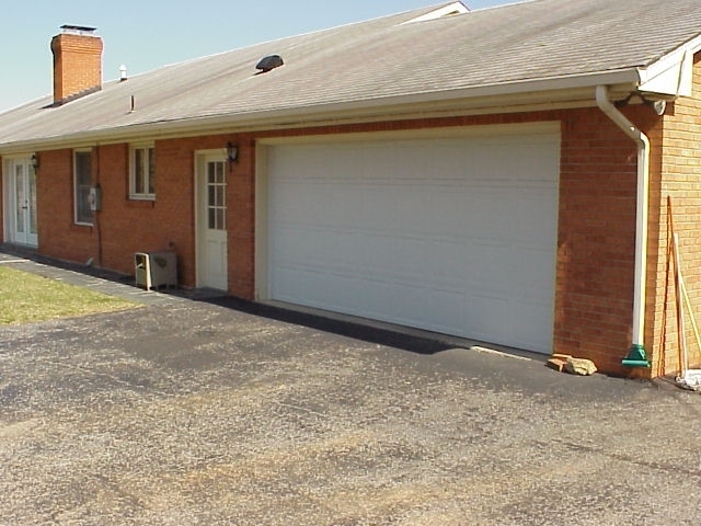 4521 Rosecrest Road Roanoke, VA 24018 - Photo 2 of 27 a backyard of a house