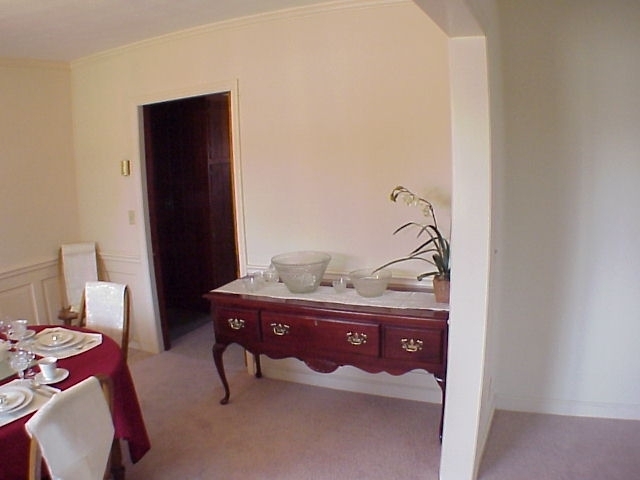 4521 Rosecrest Road Roanoke, VA 24018 - Photo 19 of 27 a living room with furniture