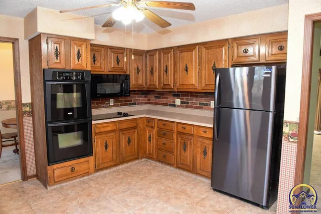 $372,000 | 18409 Harveyville Road, Harveyville, KS 66431