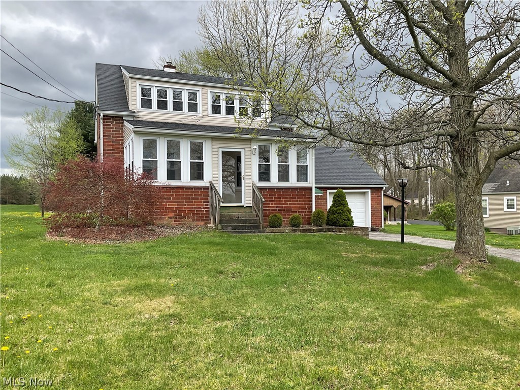 3475 South Turner Road Canfield, OH 44406 - Photo 1 of 33 Front facade with a garage and a front lawn
