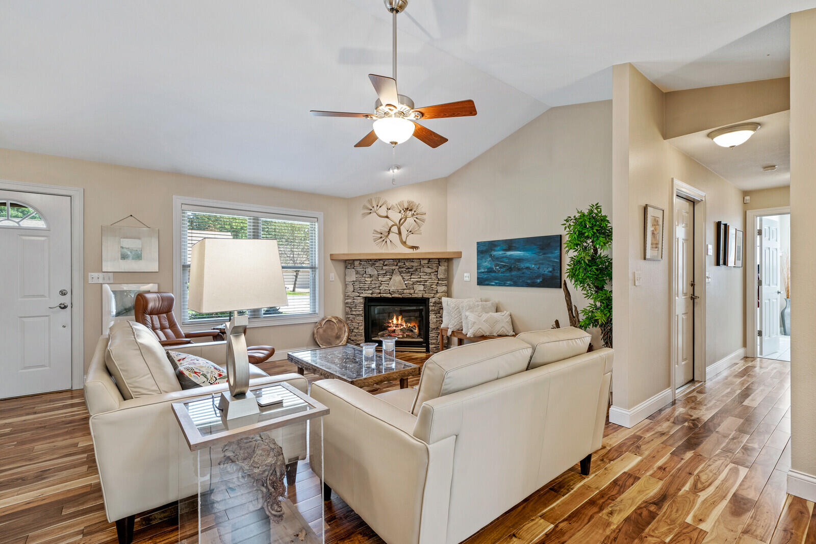 120 Exeter Drive Fairfield Glade, TN 38558 - Photo 4 of 32 Great room with vaulted ceiling