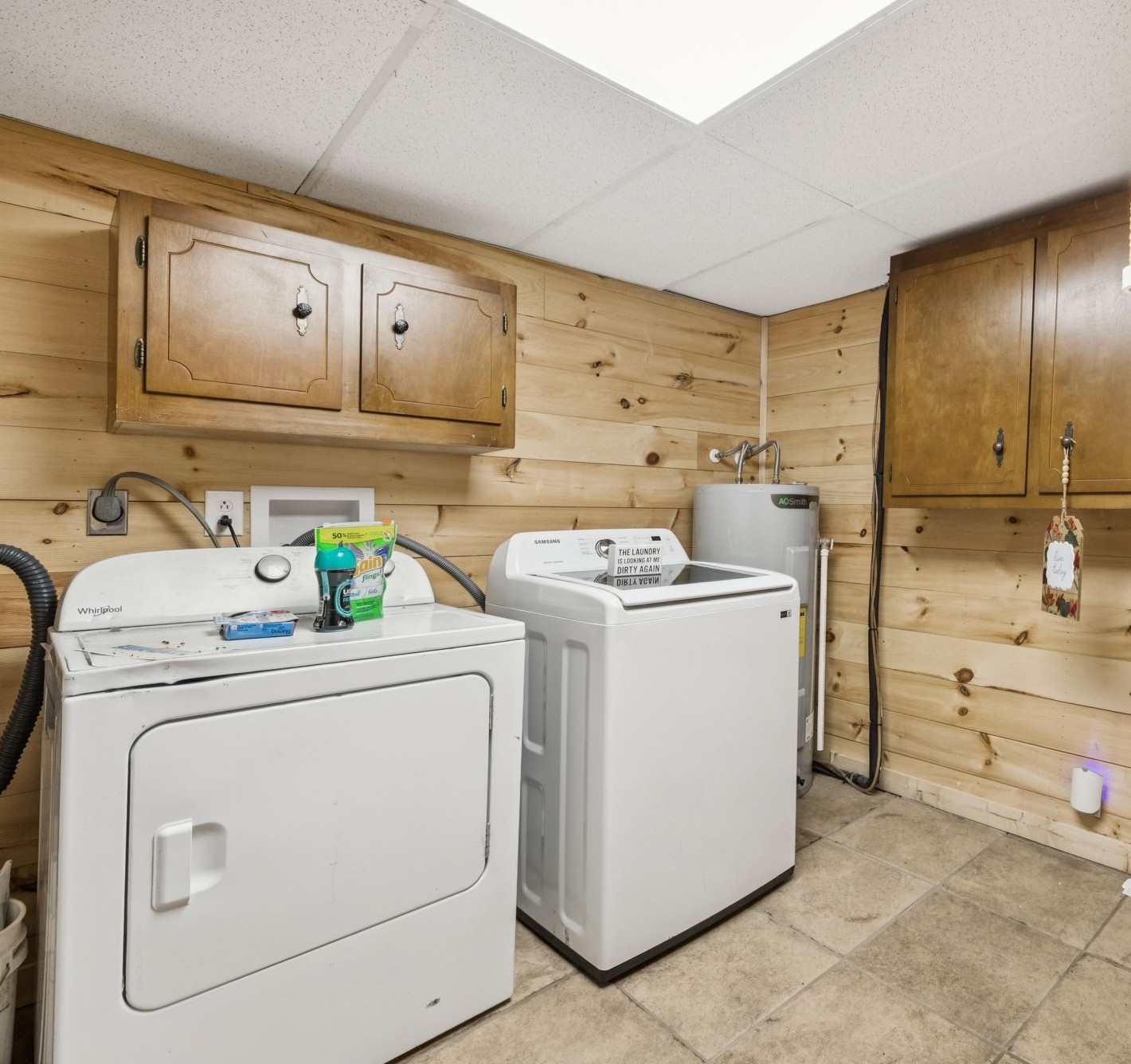 630 Lakeview Court Tennessee Ridge, TN 37178 - Photo 20 of 33 a utility room with dryer and washer
