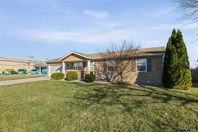 $175,000 | 802 Coral Drive, Fairview Heights, IL 62208