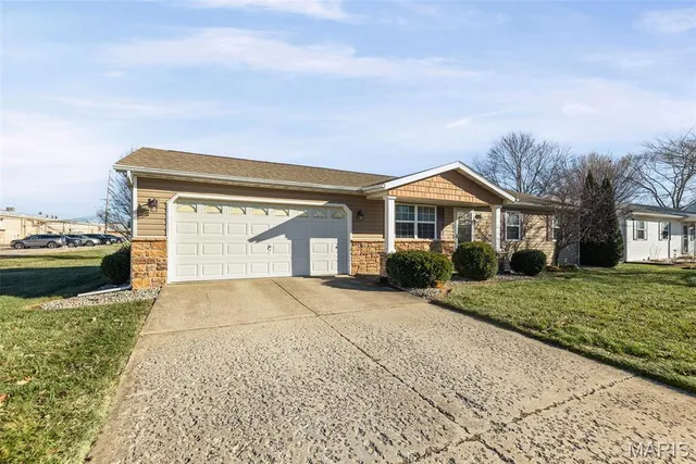 $175,000 | 802 Coral Drive, Fairview Heights, IL 62208