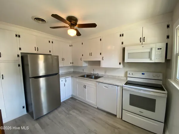 $1,850 | 4130 Lake Avenue, Wilmington, NC 28403