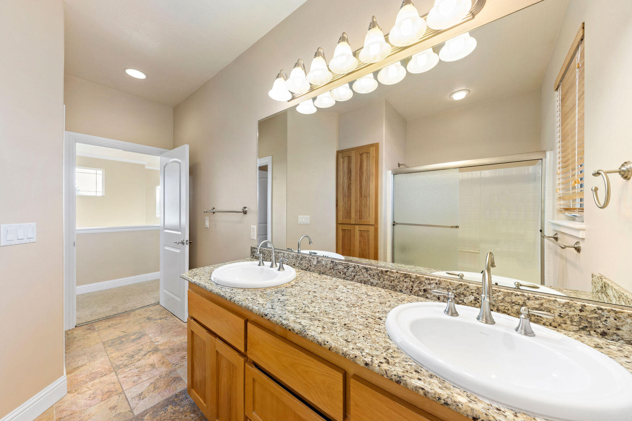 1995 Rabun Way Central Point, OR 97502 - Photo 26 of 35 Hallway Bath