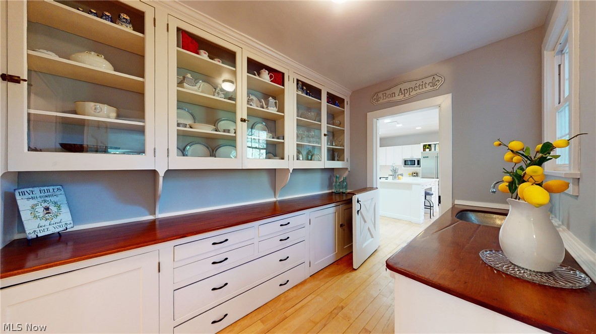 9215 Baldwin Road Mentor, OH 44060 - Photo 6 of 35 Butlers pantry