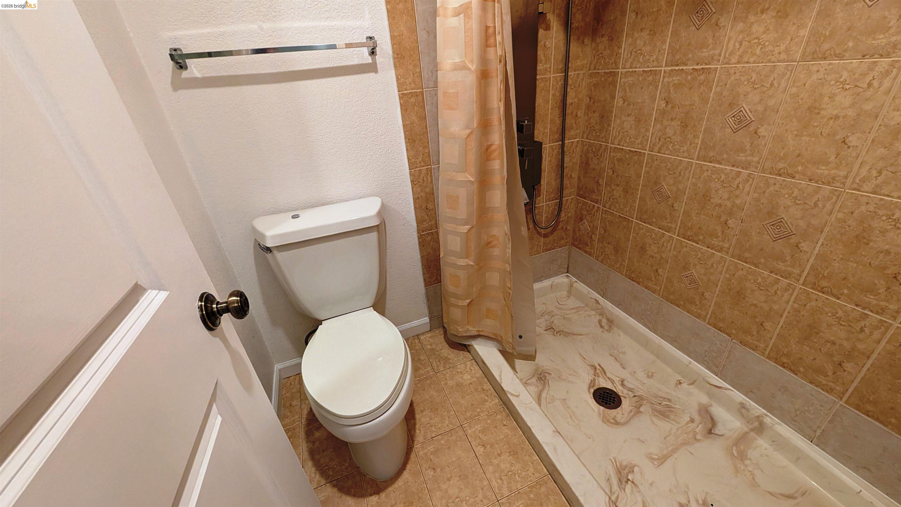 10013 Foxboro Circle San Ramon, CA 94583 - Photo 41 of 45 a bathroom with a tub a toilet and a sink