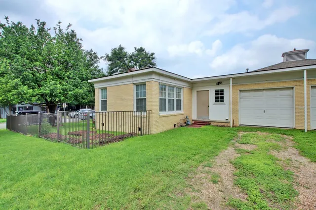 a view of backyard with a garden and plants