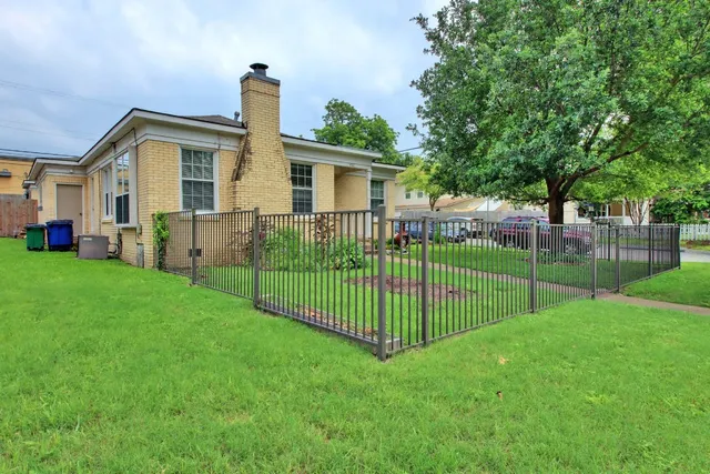 a view of a house with backyard and a garden