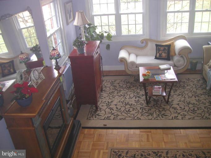 1634 Preston Road, Unit 80916 Alexandria, VA 22302 - Photo 15 of 30 Apartment Living Room