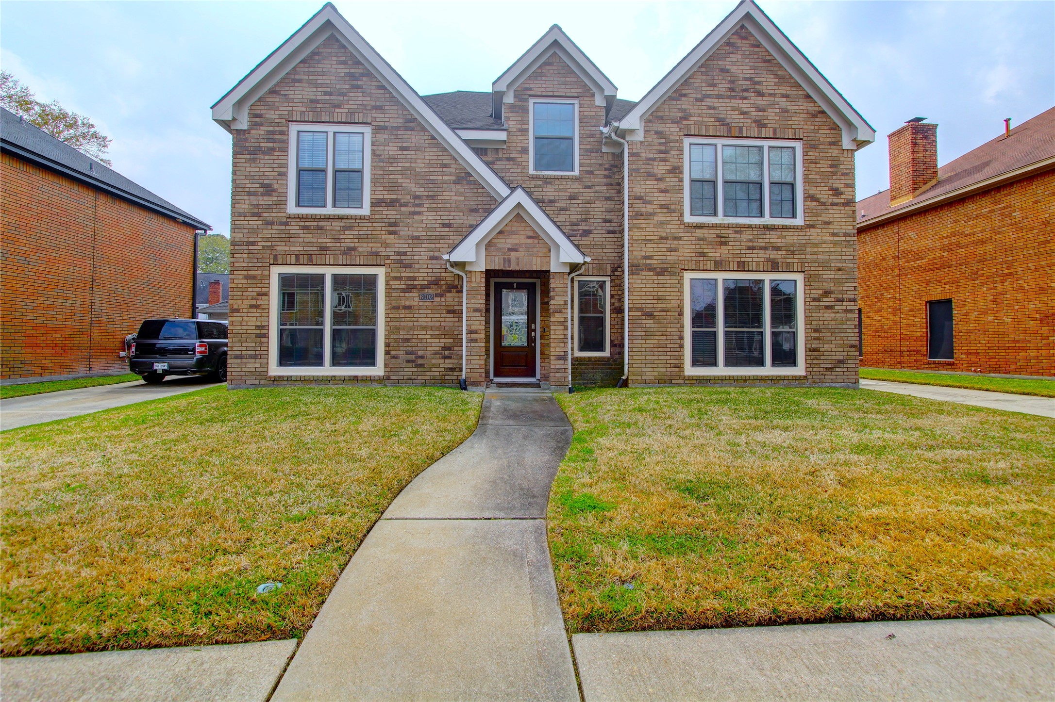 a view of a house with a yard