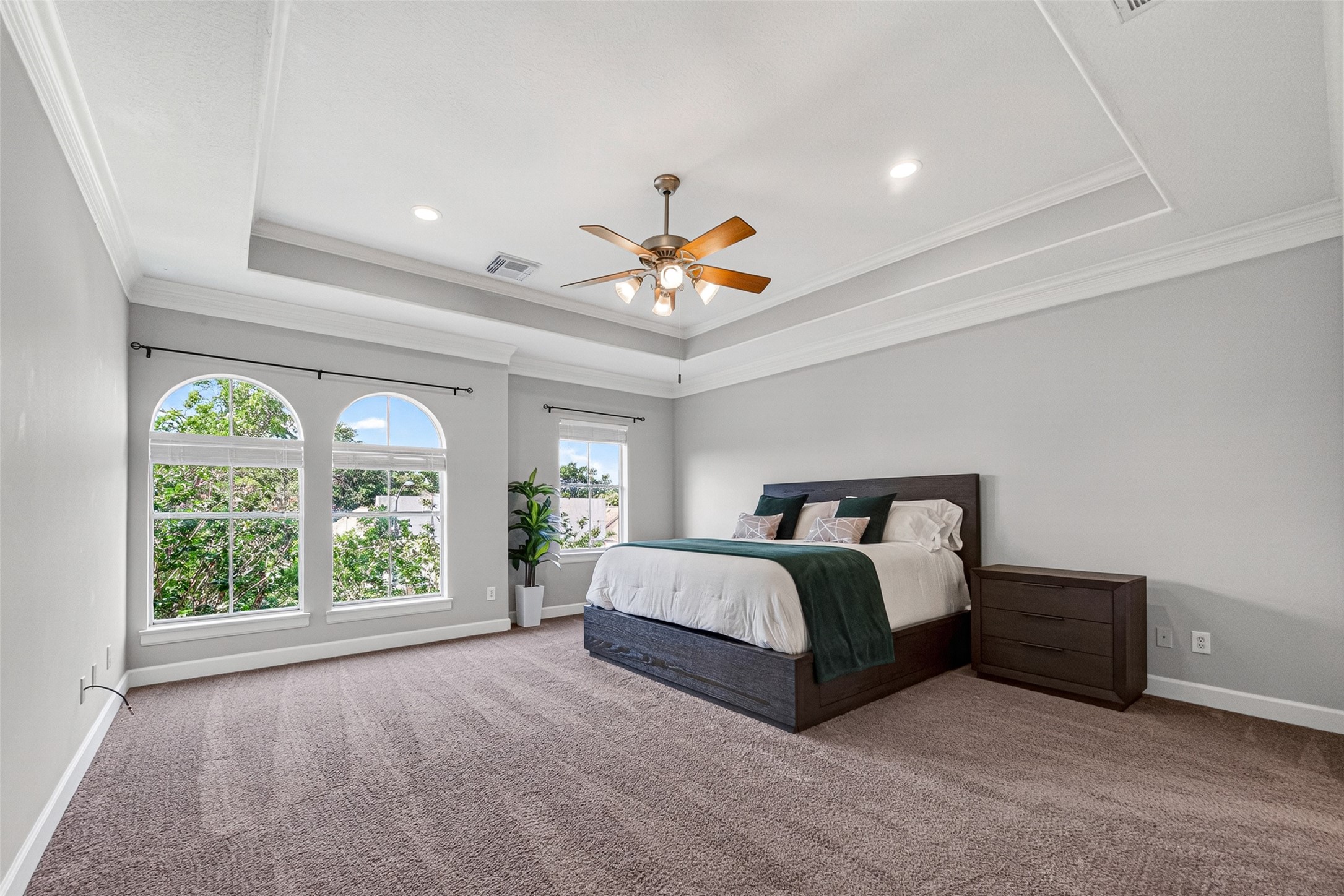 4502 Rose Street Houston, TX 77007 - Photo 30 of 40 HUGE primary bedroom with LOTS of natural light & trey ceiling! Room for sitting area/treadmill/desk etc!