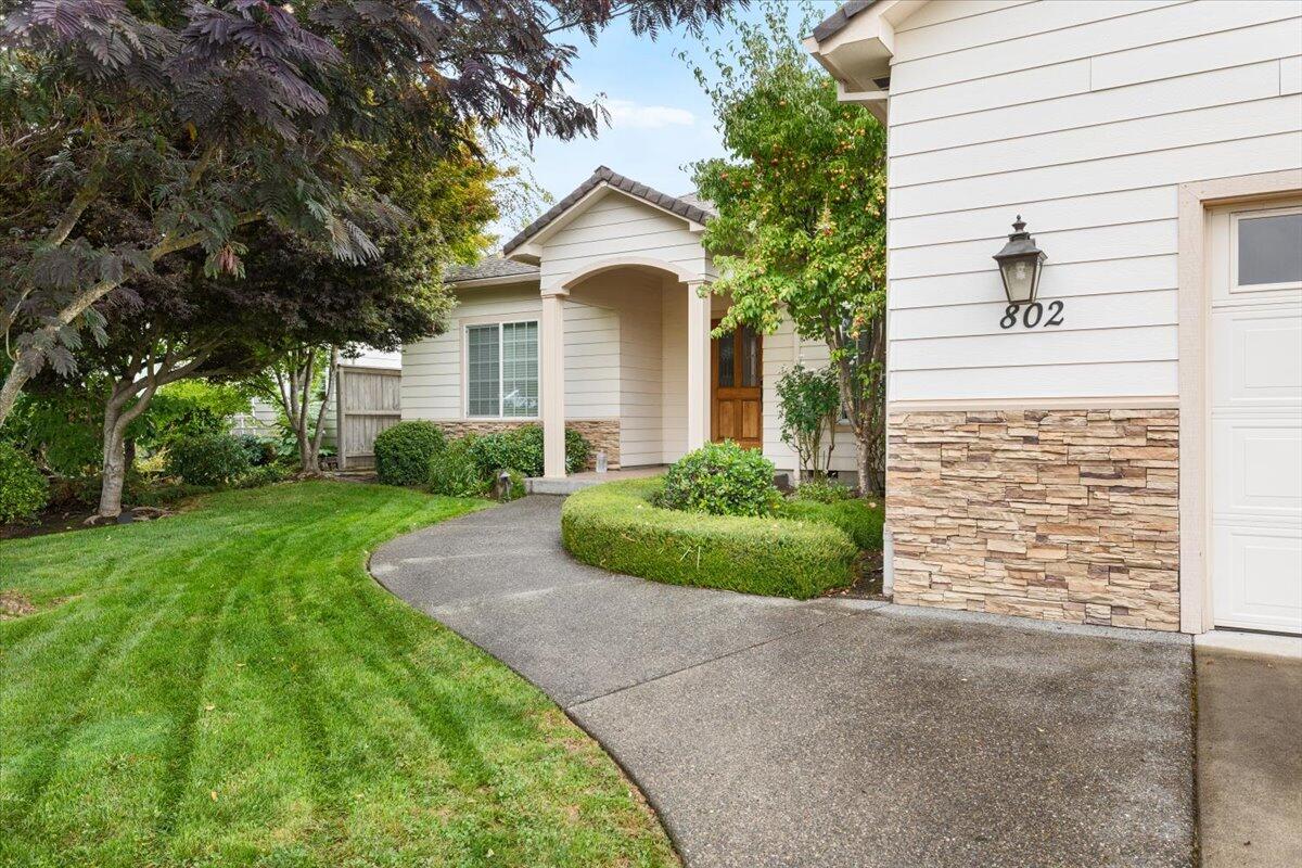 802 Ridgeway Avenue Central Point, OR 97502 - Photo 26 of 33 a front view of a house with a garden
