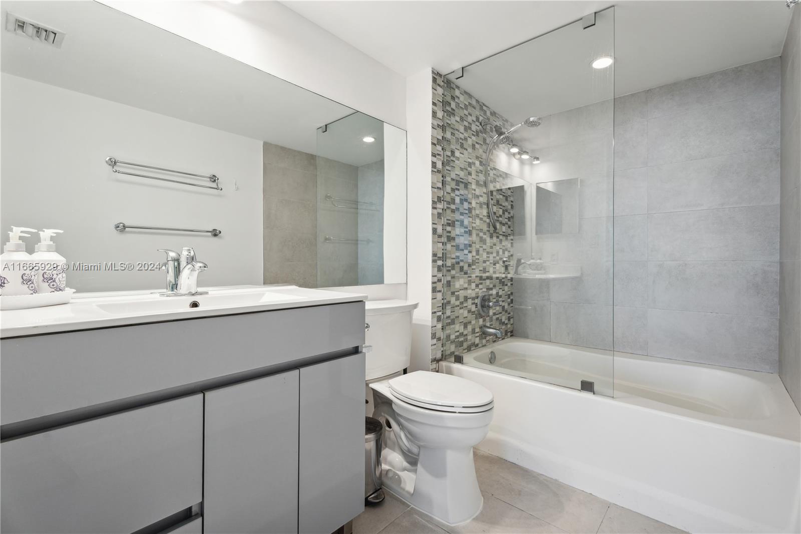 90 Alton Road, Unit 1804 Miami Beach, FL 33139 - Photo 10 of 14 Gallery Image 10