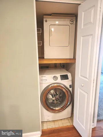 a close up view of a washer and dryer