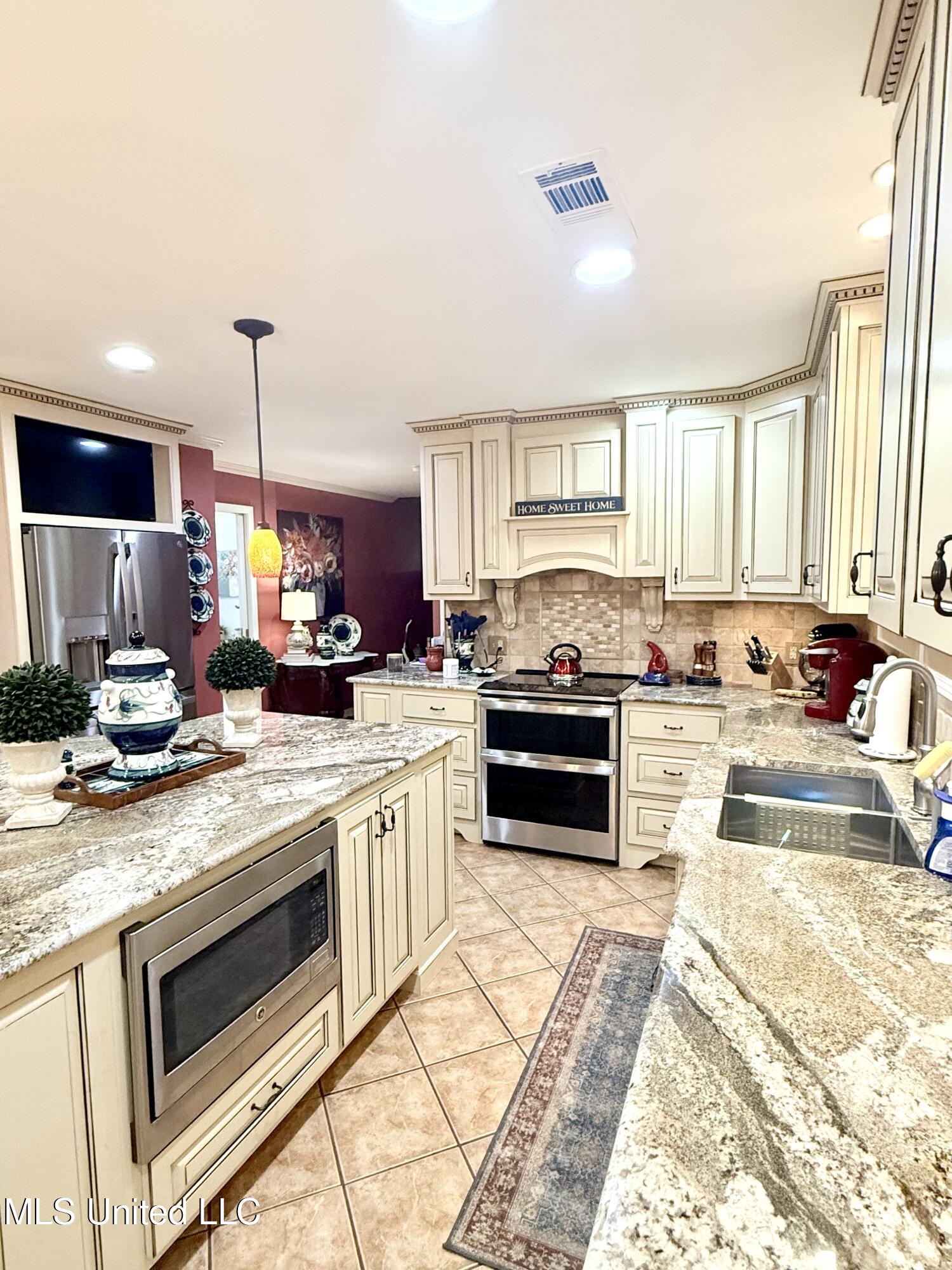 393 Lake Cherami Drive Grenada, MS 38901 - Photo 11 of 30 IMG_7695