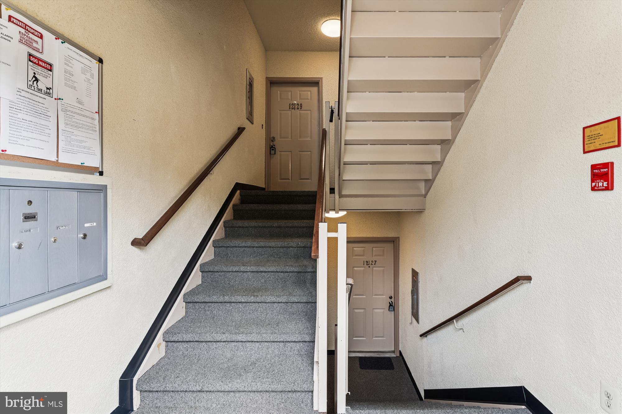 12129 Chaucer Lane, Unit 12129 Woodbridge, VA 22192 - Photo 18 of 31 a view of entryway