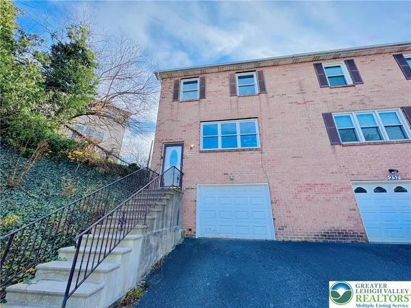 $2,385 | 235 Vista Drive, Easton, PA 18042