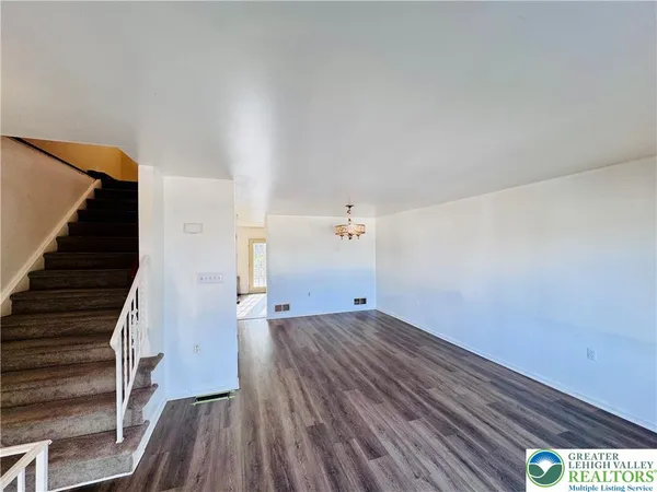 $2,385 | 235 Vista Drive, Easton, PA 18042