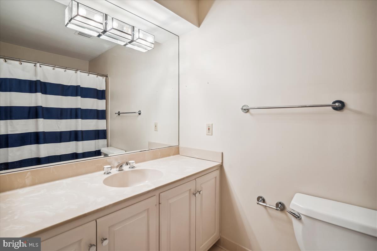 8627 Burdette Road Bethesda, MD 20817 - Photo 39 of 67 Ensuite full bathroom
