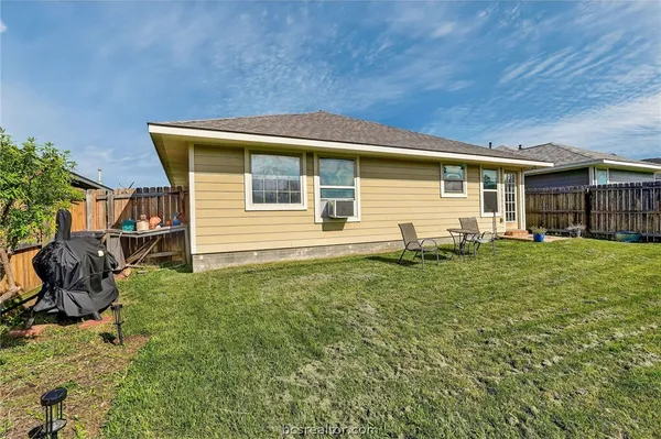 a view of a house with backyard