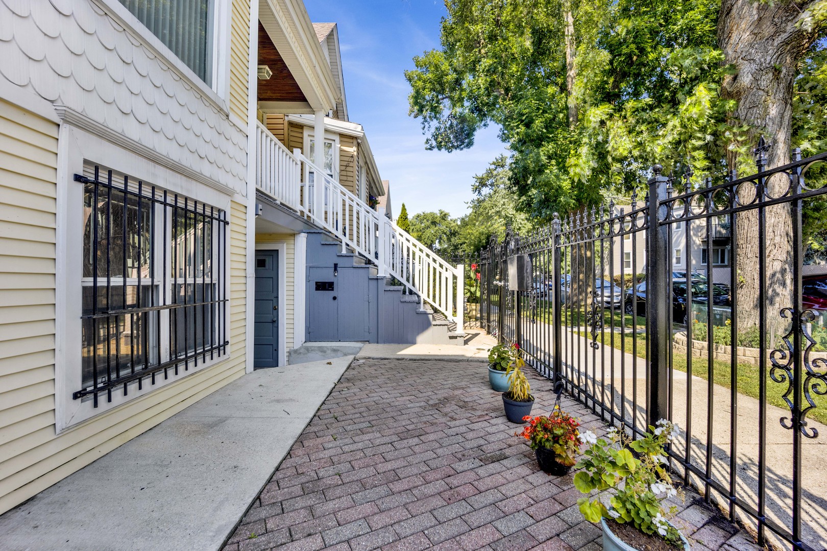 4143 West Roscoe Street Chicago, IL 60641 - Photo 3 of 58