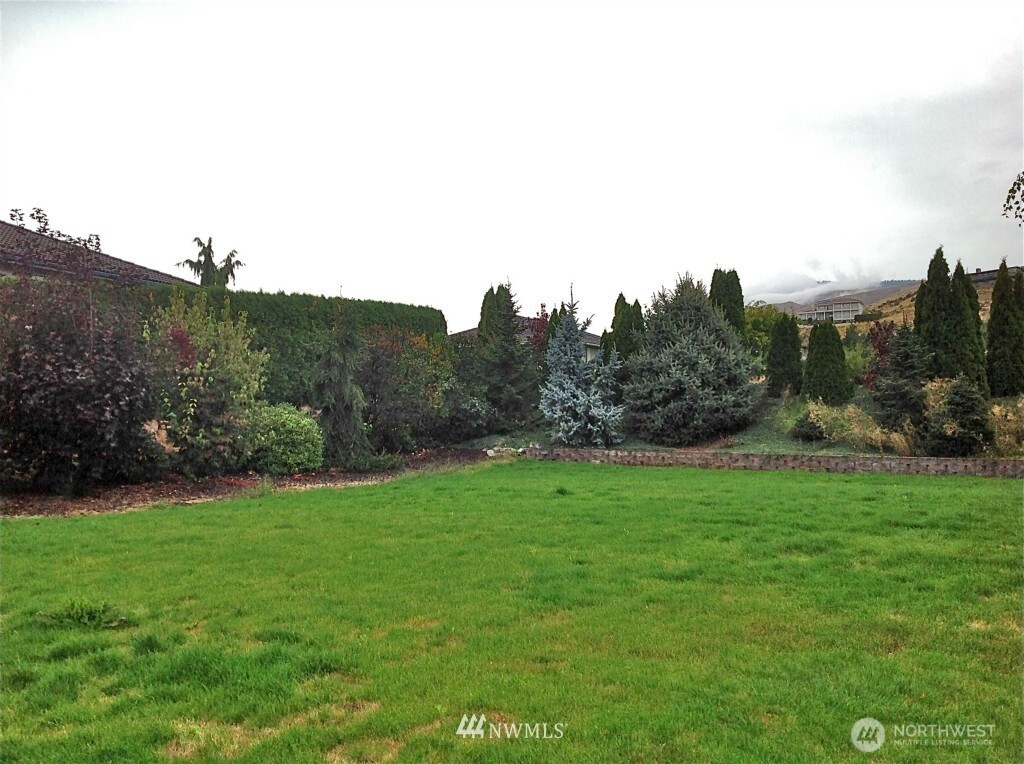 3639 Ridgeview Boulevard Wenatchee, WA 98801 - Photo 24 of 36 a view of a grassy field