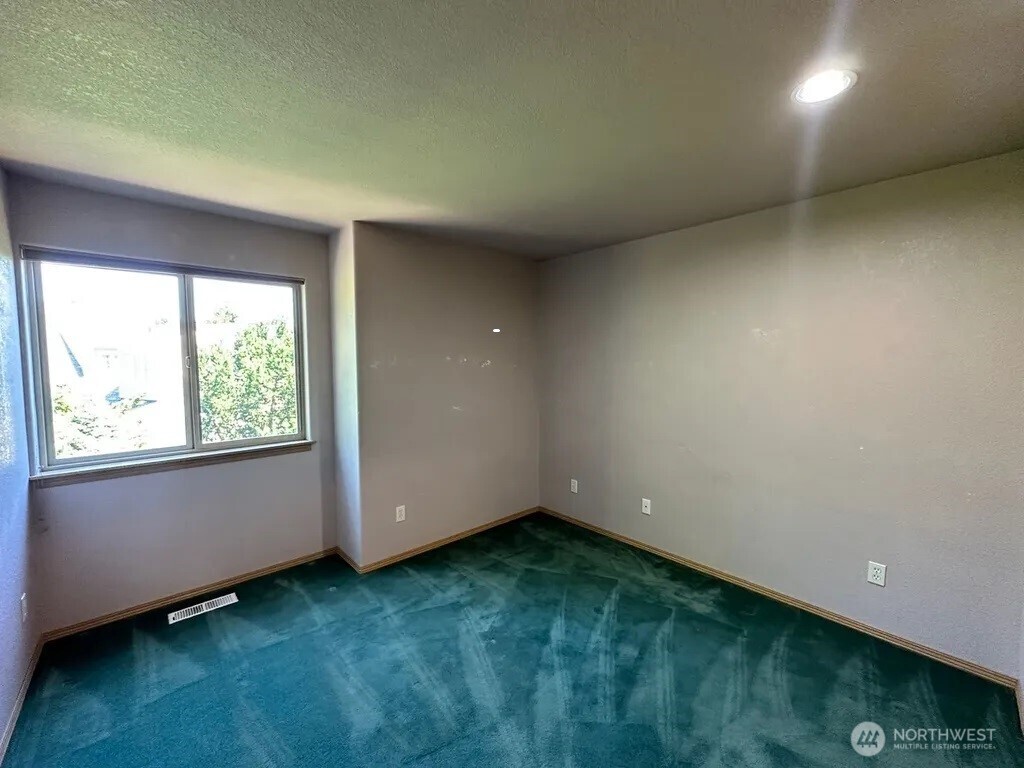 3639 Ridgeview Boulevard Wenatchee, WA 98801 - Photo 27 of 36 an empty room with a window