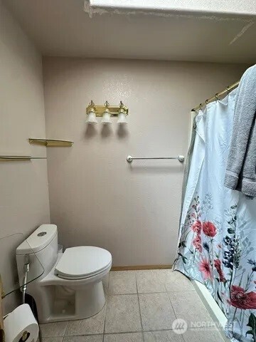 3639 Ridgeview Boulevard Wenatchee, WA 98801 - Photo 29 of 36 a bathroom with a toilet and shower