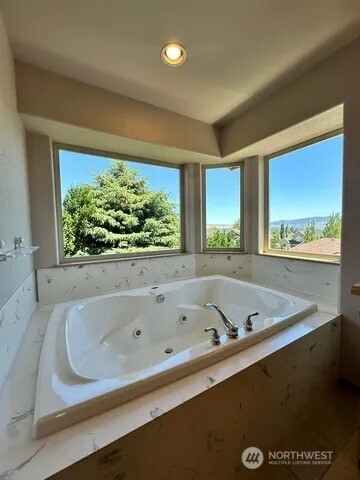 3639 Ridgeview Boulevard Wenatchee, WA 98801 - Photo 30 of 36 a bathroom with a bathtub and a sink