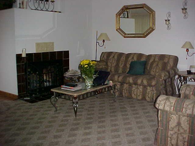 211 Ridgetop Drive Redding, CA 96003 - Photo 2 of 9 Livingroom