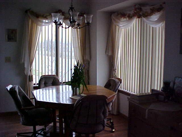 211 Ridgetop Drive Redding, CA 96003 - Photo 7 of 9 dining area