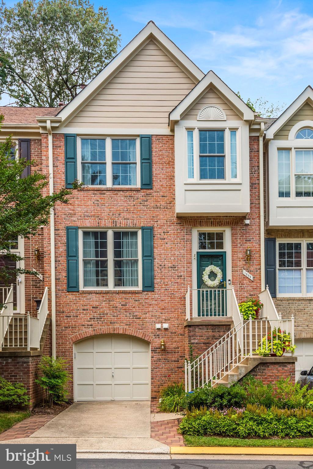 1382 Heritage Oak Way Reston, VA 20194 - Photo 30 of 31 Hardiplank Siding