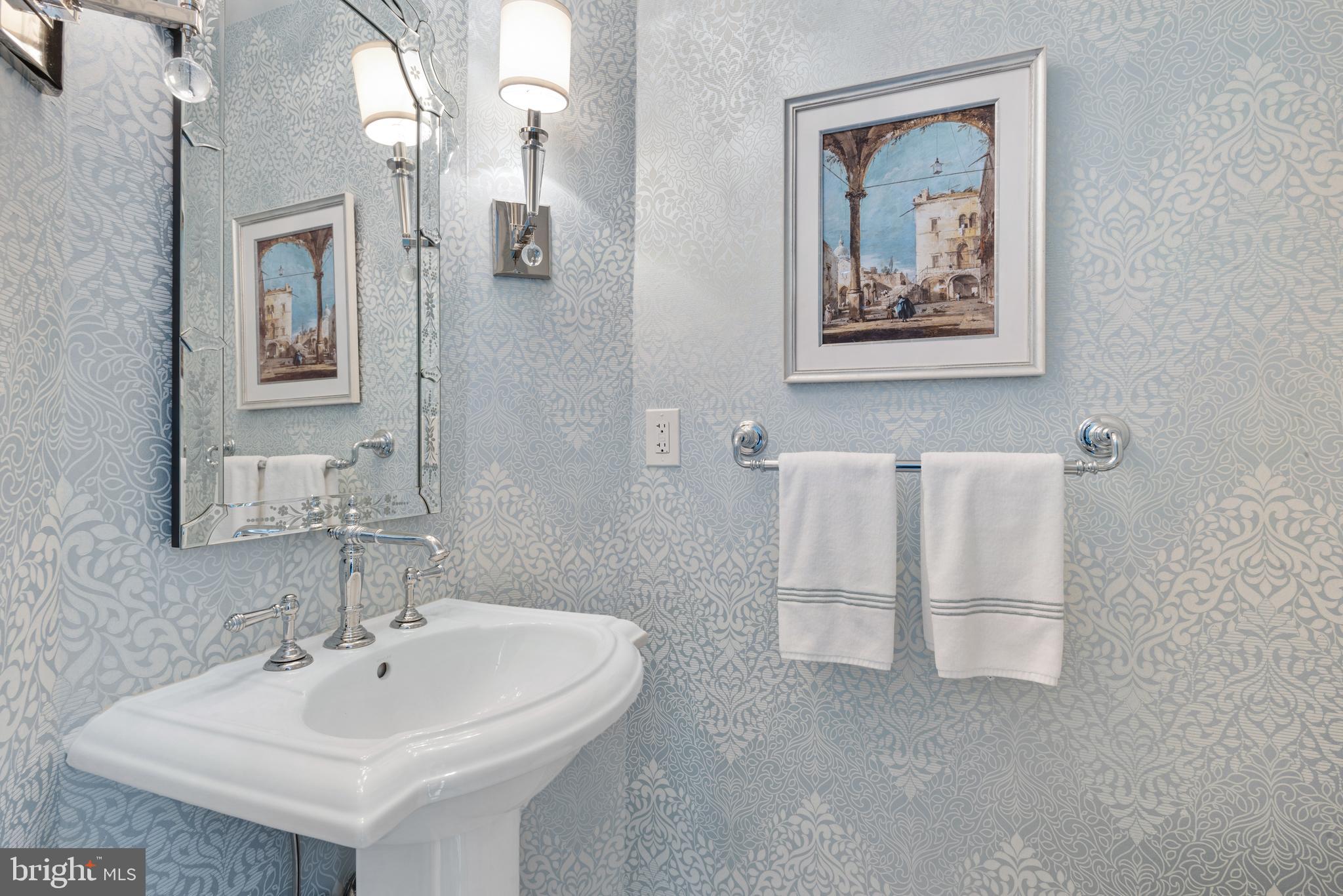 1382 Heritage Oak Way Reston, VA 20194 - Photo 4 of 31 Main level powder room